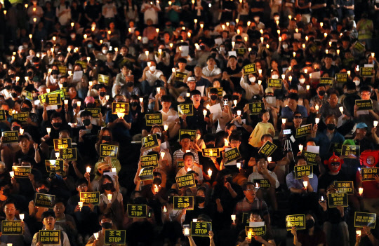 지난 23일 오후 서울 관악구 서울대학교에서 열린 '조국 교수 stop! 서울대인 촛불집회'에서 학생들이 조국 법무부장관 후보자의 사퇴를 촉구하고 있다. <연합뉴스>